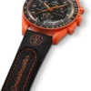 MoonSwatch in gomma nera/arancione